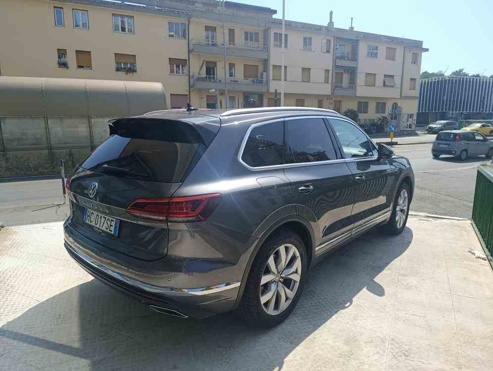 VOLKSWAGEN TOUAREG Touareg III 2018 3.0 V6 tdi Advanced 231cv tiptronic con SOSPENSIONI PNEUMATICHE - vendita auto a Genova