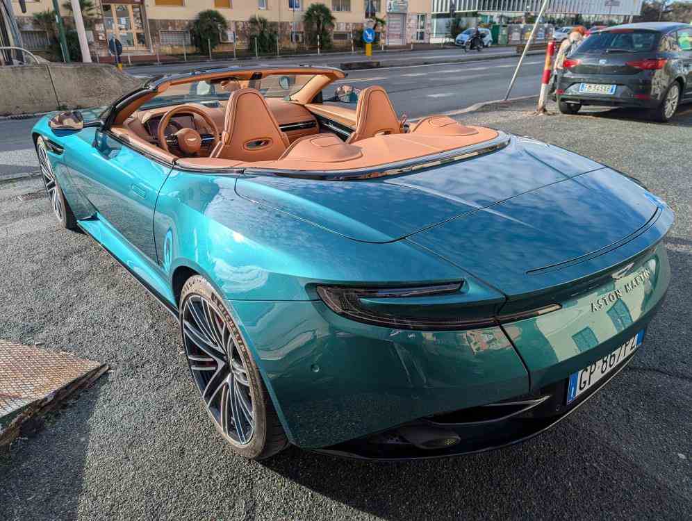 ASTON MARTIN DB12 VOLANTE VOLANTE 4.0 V8 AUTO - vendita auto a Genova