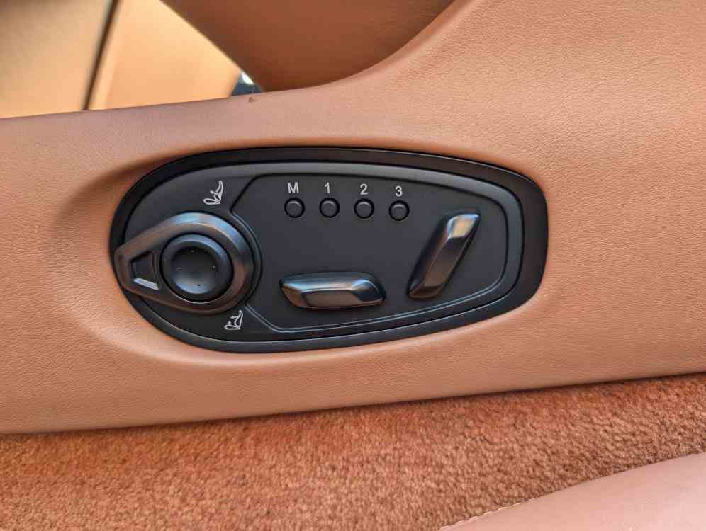 ASTON MARTIN DB12 VOLANTE VOLANTE 4.0 V8 AUTO - vendita auto a Genova