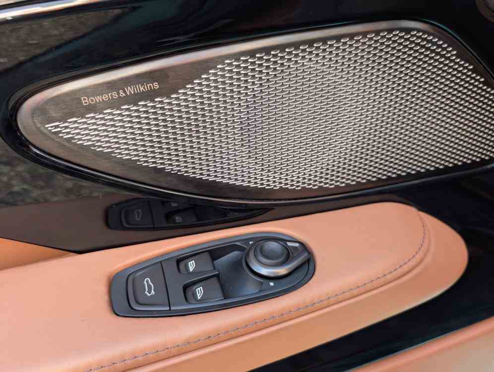 ASTON MARTIN DB12 VOLANTE VOLANTE 4.0 V8 AUTO - vendita auto a Genova