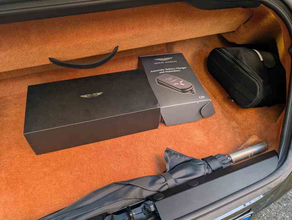 ASTON MARTIN DB12 VOLANTE VOLANTE 4.0 V8 AUTO - vendita auto a Genova